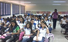 professora Regla, em pé, entre os alunos da escola