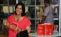 A diretora da Edufal Stela Lameiras comemora a 6ª edição da Bienal do Livro