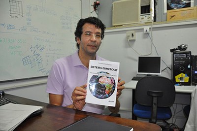 Professor Humberto Barbosa apresentando o livro | nothing