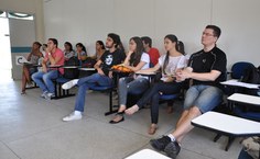 Alunos do curso de Medicina atentos à conferência de abertura