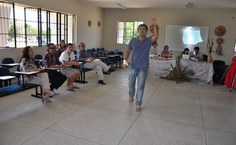 Ator e médico o conferencista Vítor por Deus interagindo com om público durante conferência de abertura