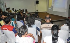 Carlos Libânio também é assistido pelo telão, fora do auditório (1)