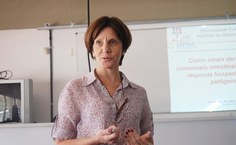 Professora Ana Maria, apresentando a primeira palestra_1