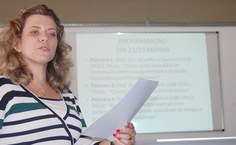 Professora Ísis apresentando a programação do evento