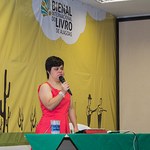 Professora com síndrome de down encanta a todos na Bienal do Livro