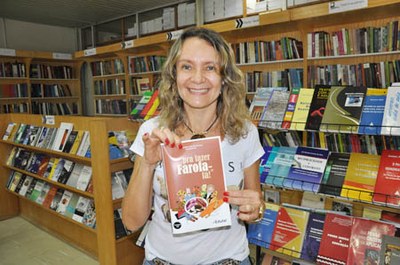 Sandra Vasconcelos, professora da Fanut, é organizadora do livro | nothing