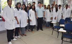 Professor Josué Carinhanha Caldas com alunos durante Semana de Ciência e Tecnologia