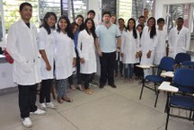 Professor Josué Carinhanha Caldas com alunos durante Semana de Ciência e Tecnologia