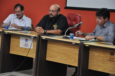 Luiz Eduardo Simões na coordenação da mesa de abertura do evento