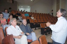 Pró-reitor de Extensão, Eduardo Lyra, fazendo a abertura do debate