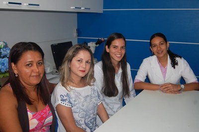 À esquerda, professora Ruth Rufino, Alana Mendonça, Nathaly e Rita