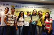 Estudantes premiadas na Jornada Científica, exibindo os certificados