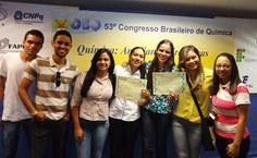 Estudantes premiadas na Jornada Científica, exibindo os certificados