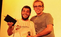 Nivaldo Vasconcelos, diretor de Mwany, recebendo o prêmio das mãos de Beto Brant