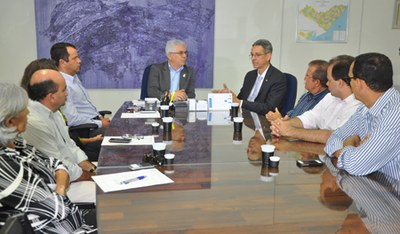 Reunião no gabiente do reitor Eurico Lôbo para avaliar danos causados às pesquisas do Ceca