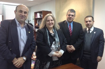 Luis Paulo Mercado e Fernando Pimentel (à direita) com a equipe da Uned