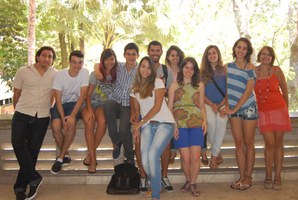 Alunos de Arquitetura promovem intervenção na orla de Ponta Verde