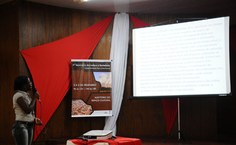 A estudante Lúcia Yola Fernando apresenta sua palestra