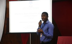 Estudante apresentando a primeira palestra do seminário