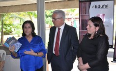 O reitor Eurico Lôbo, a vice-reitora Rachel Rocha e Stela Lameiras comemoram a Edufal