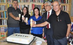 O reitor e a vice-reitora brindam com os conselheiros editoriais
