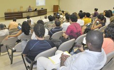 Albino Rubino fala para plateia atenta