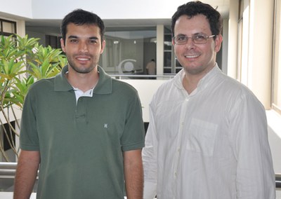 Joseival Corrêa, operador da impressora, e o professor Leonardo Viana | nothing