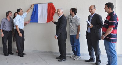 O reitor e a equipe do campus inauguram o prédio