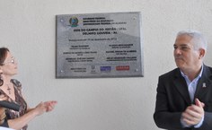 O reitor e a ex-diretora Ediméia Nunes festejam