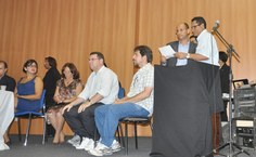 O diretor Agnaldo Santos faz homenagens