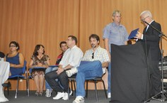 O reitor Eurico Lôbo faz homenagem à Prefeitura de Delmiro Gouveia