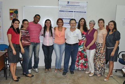 A coordenadora Marinaide Freitas  (ao centro) com participantes da pesquisa sobre Educação de Jovens e Adultos | nothing