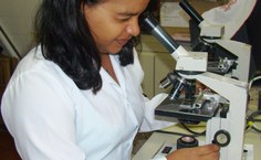 A estudante Janaína Melo analisa exames de crianças infectadas pelo parasita Schistosoma mansoni