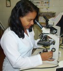A estudante Janaína Melo analisa exames de crianças infectadas pelo parasita Schistosoma mansoni
