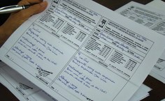 Como médica, Janira Couto preenche receitas para pessoas diagnosticadas com Schistosoma Mansoni