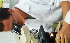 Francinaldo Torres, pesquisador voluntário, também analisa exames de moradores de zonas hiperendêmicas