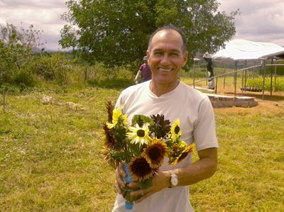 Pesquisador José Gomes Chaves com girassóis cultivados no semi-árido alagoano | nothing