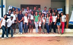 Professor Ricardo Alexandre Afonso [mãos cruzadas] ao lado de seus alunos na mostra com os trabalhos sobre o modelo de Cidades Inteligentes no Campus Arapiraca