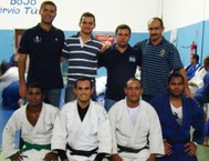 Adriano Lima, João Paulo, Leandro Felippe e Nilson Gama, ao lado de atletas da seleção alagoana de judô