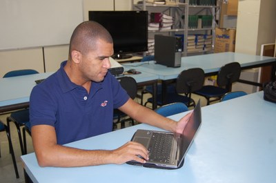 Professor Ronaldo Araújo analisa o uso do twitter como recurso didático em sala | nothing
