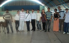 Equipe do projeto durante a entrega dos carneiros