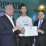 Aluno do Pronatec Ufal recebe certificado do secretário do MEC