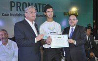 Aluno do Pronatec Ufal recebe certificado do secretário do MEC