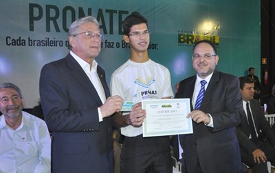 Governador Téo Vilela e o secretário Paim entregam certificado ao aluno da Ufal, Elbert Oliveira | nothing