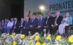 Políticos e gestores públicos, entre eles, o reitor da Ufal, Eurico Lôbo, na solenidade de entrega de certificados aos formandos do Pronatec