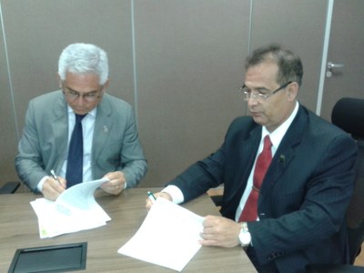o reitor Eurico Lôbo e o presidente da Ebserh, José Rubens Rebelatto, assinam o contrato | nothing
