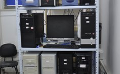 Vários computadores usados no laboratório de Física Teórica e Computação