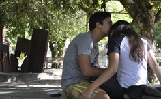 Erivaldo Lourenço e Juliana Cavalcanti escolheram a pracinha perto do RU como lugar para relaxar