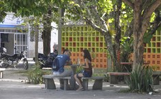 Praças são os cantinhos preferidos dos alunos nos intervalos das aulas