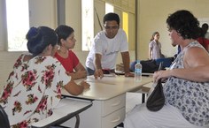 Instrutor demonstra uso de maor pesterial pedagógico (como réguas, livros, cadernos) pessoas com limitação motora